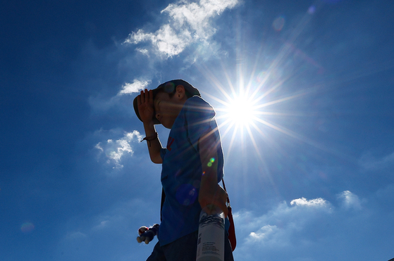 Image of a Child Shielding from the Scorching Sun at Dongdaegu Station